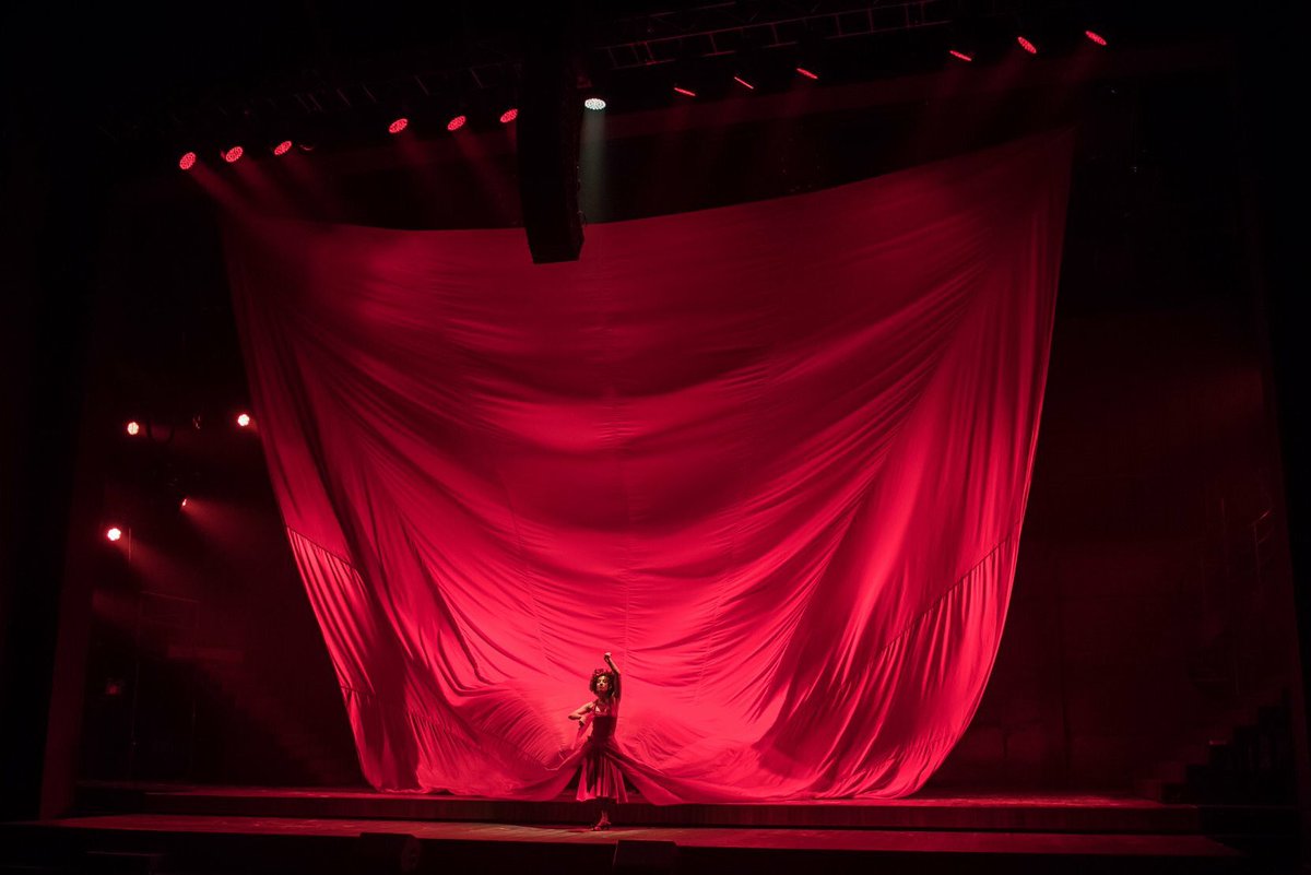 TheRobeWay's tweet photo. A beautiful #TheatricalTuesday from #Montreal where @luz_studio #designer Matt Larivee & #assistantdesigner David Lee created the #lightingdesign for FAME at the St. Denis Theatre using @Robelighting #BMFL, #LEDWash 1200 & #CycFX from @Solotech_Inc (📸 Claude Dufresne) https://t.co/FfGtJ447ju