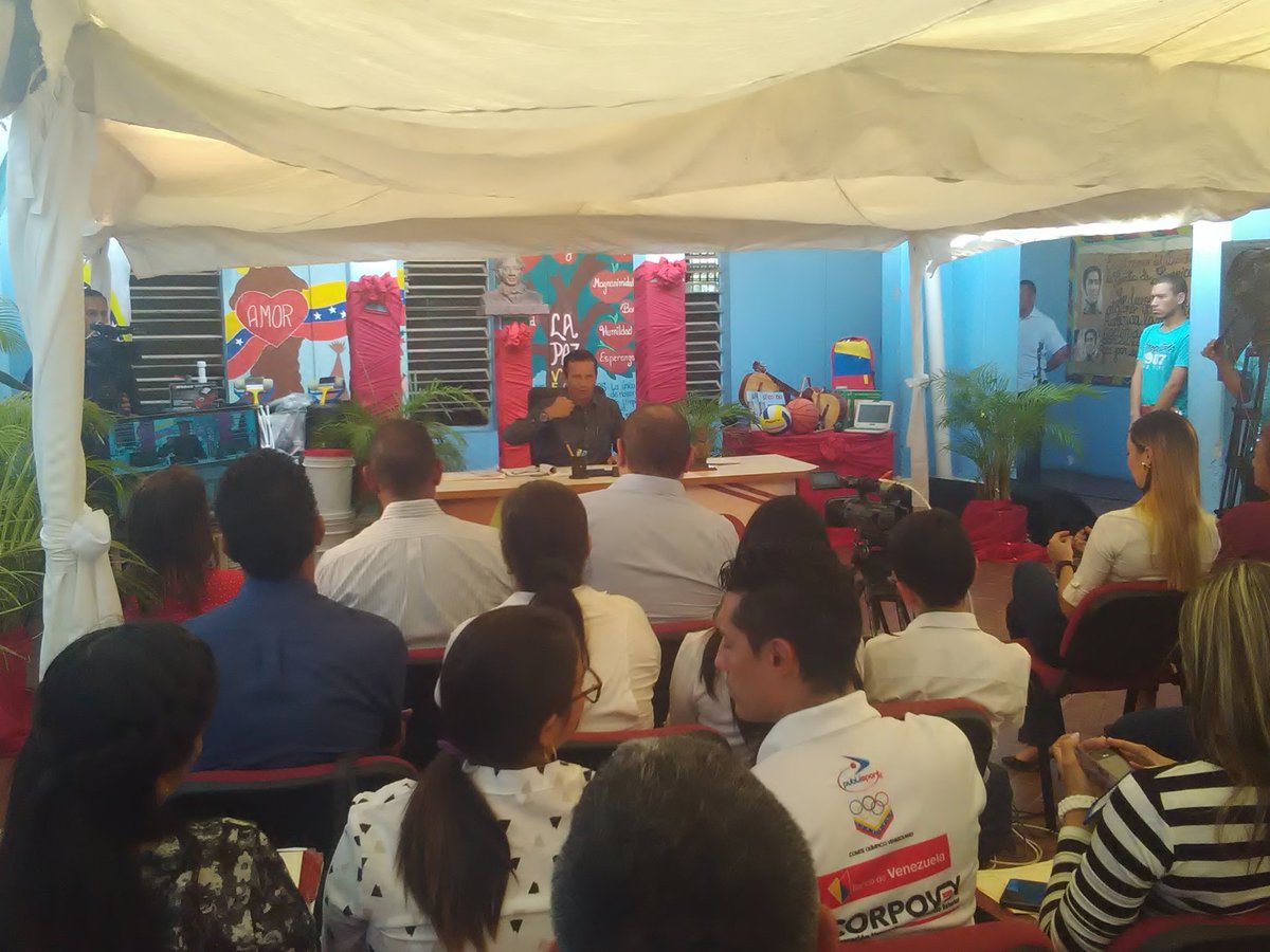 #Ahora ||| Director de Gestión Humana Ivan Rendon @MPPEDUCACION expone al Gob. <a href="/josemvasquez/">José Vásquez</a> la transferencia total del personal perteneciente a la nomina de la Secretaria de Educación y Fundación Niño Simón
<a href="/NicolasMaduro/">Nicolás Maduro</a> 
<a href="/JauaMiranda/">Elías Jaua</a>