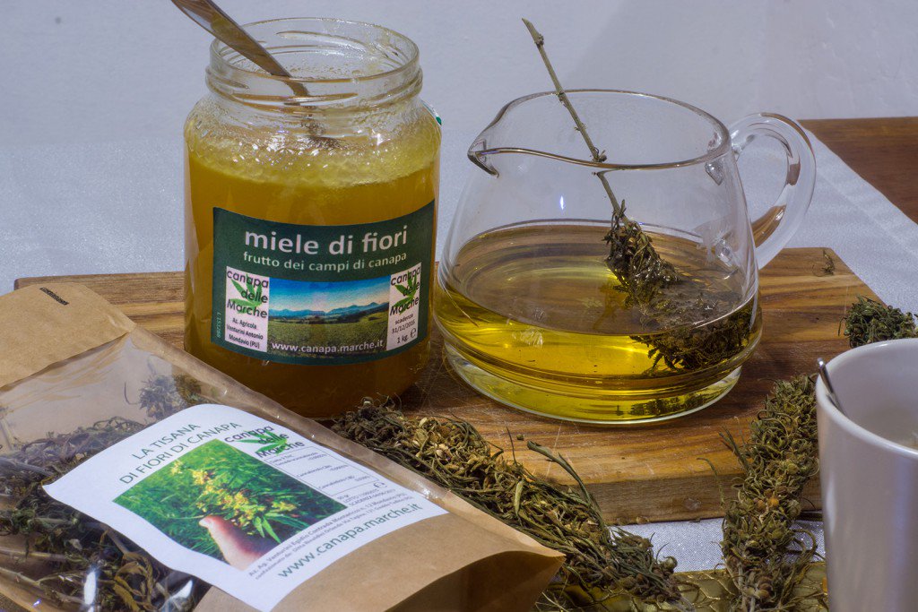 RobertaTesta_'s tweet photo. Parliamo di #canapa alimentare su #lindro. Grazie a Matteo Venturini per avermi ospitata tra i suoi meravigliosi campi. https://t.co/U8ePuehF8H @CanapaMundi @Assocanapa @CannabisCulture @cannabislegale https://t.co/XRfwm3zQgU