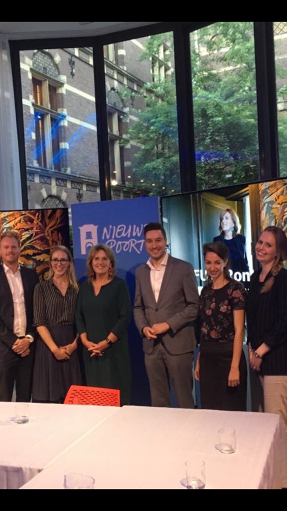 futurnl's tweet photo. We kijken terug op een inspirerende avond @nieuwspoort! Tijdens deze editie van FUTUR Ontmoet gingen de aanwezige jonge ambtenaren gisteravond in gesprek met D66-Kamerlid Pia Dijkstra en ook na afloop tijdens de borrel kwamen er nog interessante discussies op gang! https://t.co/8g7yFtUg1a
