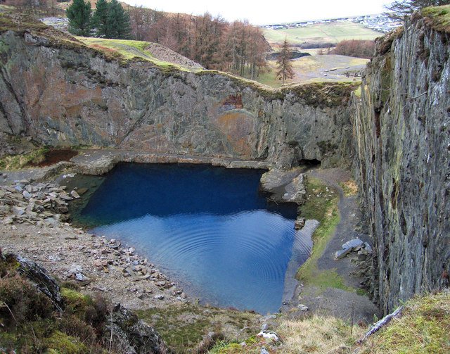qikipedia's tweet photo. There’s an incredibly blue lake in Snowdonia, Wales. No one knows why it’s quite so blue. (Image: Dave Croker) https://t.co/mtedOISLe4