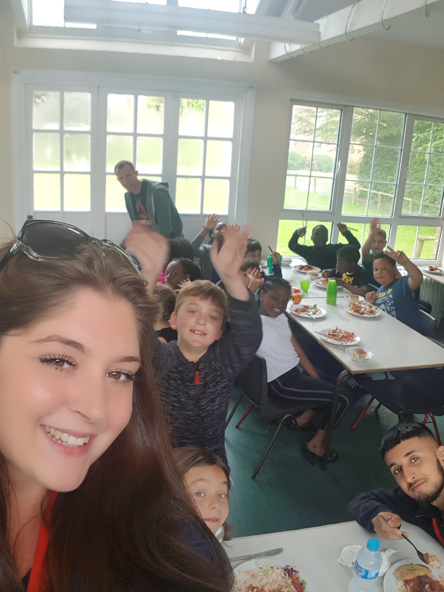 Look who turned up in time for dinner! #wrotham #afamilythateatstogetherstaystogether #memories <a href="/WoodhillSchool/">Woodhill School</a>
