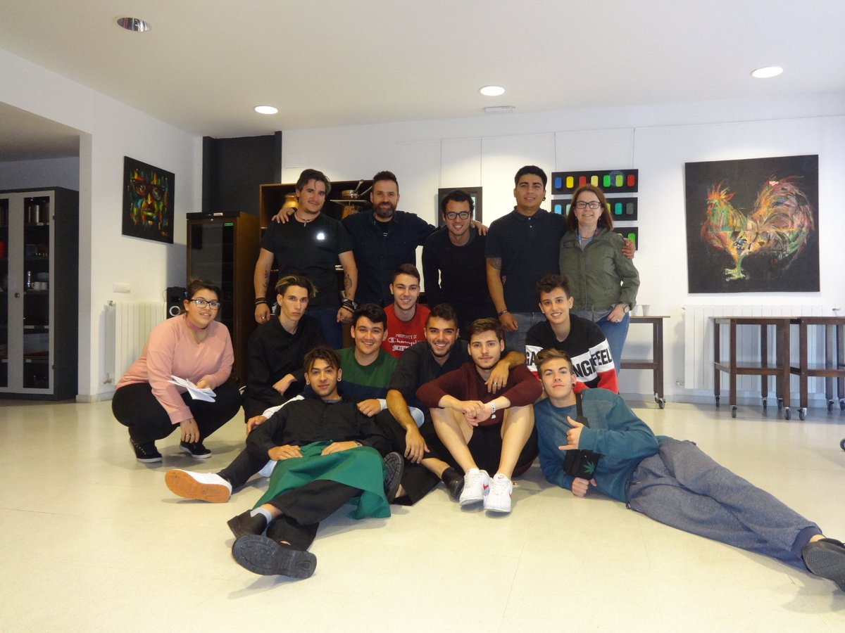 Los alumnos de 1º del Ciclo Medio de Servicios en Restauración ponen el  broche final al curso, en la asignatura de inglés, con estos videos.  Great job, guys!
youtube.com/playlist?list=…

 #restaurants #serviciosenrestauración  <a href="/restau_barbara/">Bárbara Restauración</a>