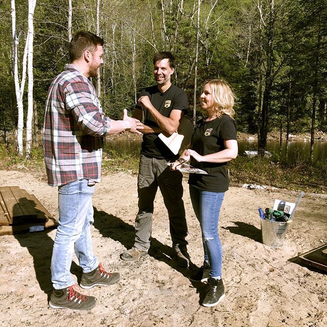 CanalVie's tweet photo. Petite pause consultation entre l'animateur et les juges sur le plateau de Tous pour un chalet!
@mat_baron @felixmenard @ecerretti .
.
.
.
#tv #chalet #renovation #cottage #summer #nature #touspourunchalet #tpuc https://t.co/4yWdhZVJN4