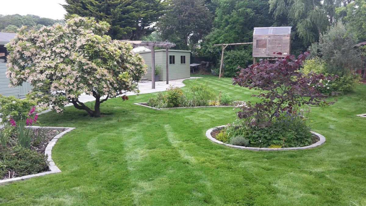 ShakespearesWS's tweet photo. Fully landscaped garden featuring a fresh new lawn, border edging and Indian sandstone paving. 

#landscaping #westsussex #gardens #gardenconstruction #patio #lawn https://t.co/B8CGMy4JUg