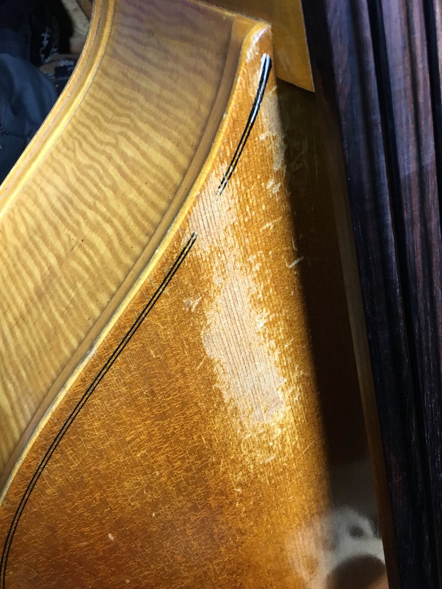 joejackband's tweet photo. This is what years of slapping a bass will do to the finish. https://t.co/TN803zi2fX