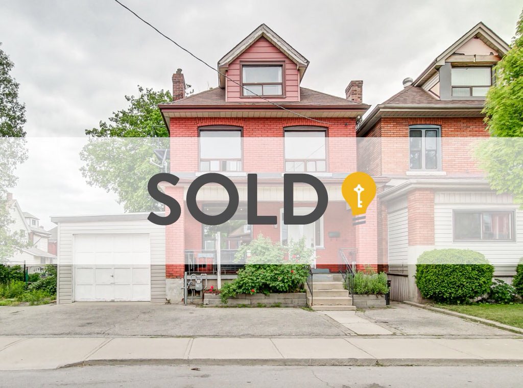Bright_Realty's tweet photo. SOLD | 2 full days of showings, multiple offers, and a firm sale equal very happy clients! Congratulations to our sellers! 🏡💡❤️ 11 Greenaway Ave. #Hamilton https://t.co/HJp4JXwKUT