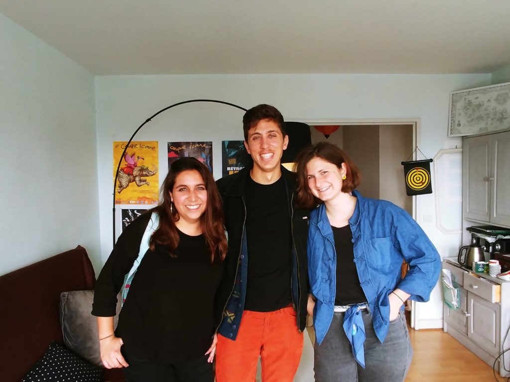 MegacitiesDocs's tweet photo. Macarena, Carlo et Isabelle prennent la pose lors d’un atelier offert avant leur voyage à Rio de Janeiro et Mexico dans le cadre du forum #international! En partenariat avec #Urbaniste Du #Monde.
#mcsd2018 #mcsd2019 #ateliervideo #atelier #mexicocity #RiodeJaneiro https://t.co/UCct3BB3pA