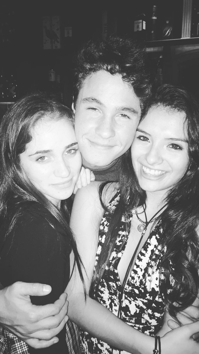 BOYSIMONALVAREZ's tweet photo. Ainda sobre ontem ❤️ Minhas Pirulitas lindas 😍 Amo vocês 
📸: @PhotoInvisivel https://t.co/XaWD7l1RDU