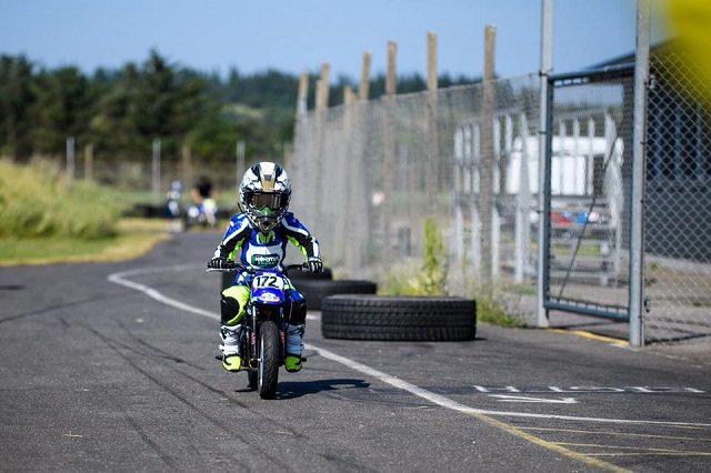 MimiandMoto's tweet photo. Behind every #littlerider there is a #bigrider who loves coaching them. Photo: Rasmus Henriksen (fb)
#supermoto #trackday #tracktime #kneedragger #kneedraggers #fatherandson #familytime #motofamily #motokid #motokids #motoboy #motoboys #motorcyclebook #kidsbook #childrensbook https://t.co/KsQHlV0jHs