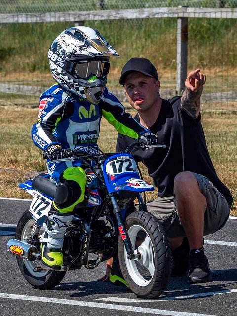 MimiandMoto's tweet photo. Behind every #littlerider there is a #bigrider who loves coaching them. Photo: Rasmus Henriksen (fb)
#supermoto #trackday #tracktime #kneedragger #kneedraggers #fatherandson #familytime #motofamily #motokid #motokids #motoboy #motoboys #motorcyclebook #kidsbook #childrensbook https://t.co/KsQHlV0jHs