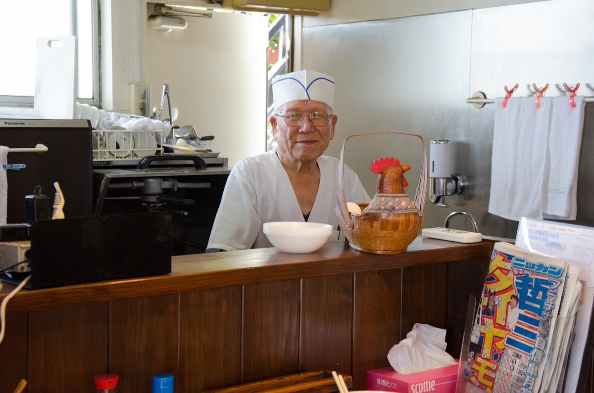 bus_ramen's tweet photo. ベーシストのBOHさんから取材時の画像をいただきました。
こうやって厨房に立っている大将を見ていると、店で待ってるような気がするのです。
大将が作ったバスラーメンの味は、いつか大将が戻ってくる励みになればと、姉と母が1年間守ってきました。
女大将のラーメンを食べに来てください。 https://t.co/kqUZtYb4me