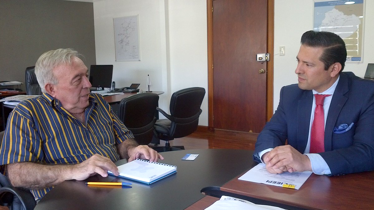 FernandoCIEEPI's tweet image. El Dr. Salvador Encalada, Gerente de la Unidad de Negocios @Celec Transelectric mantuvo una importante reunión hoy martes 12 de junio con el Presidente del @CIEEPI @LuisFerSalinas.  Trataron temas de relevancia para el sector eléctrico. Acompañó Luis Flores, Director Jurídico.