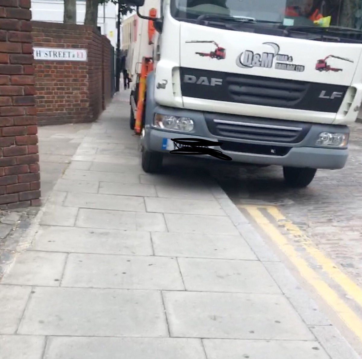 KathiElizabeth's tweet image. My favourite thing about spending my days talking and writing about #pavementparking is that I never have to walk far from @livingstreets’ HQ to find an example.