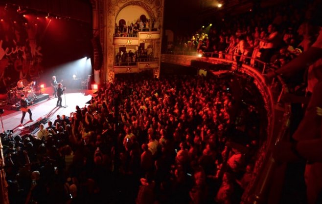 RollingStone's tweet photo. See U2 perform "Angel of Harlem" at an intimate Apollo Theater show https://t.co/xIQcZ6G83g https://t.co/7NUDw34Hp5