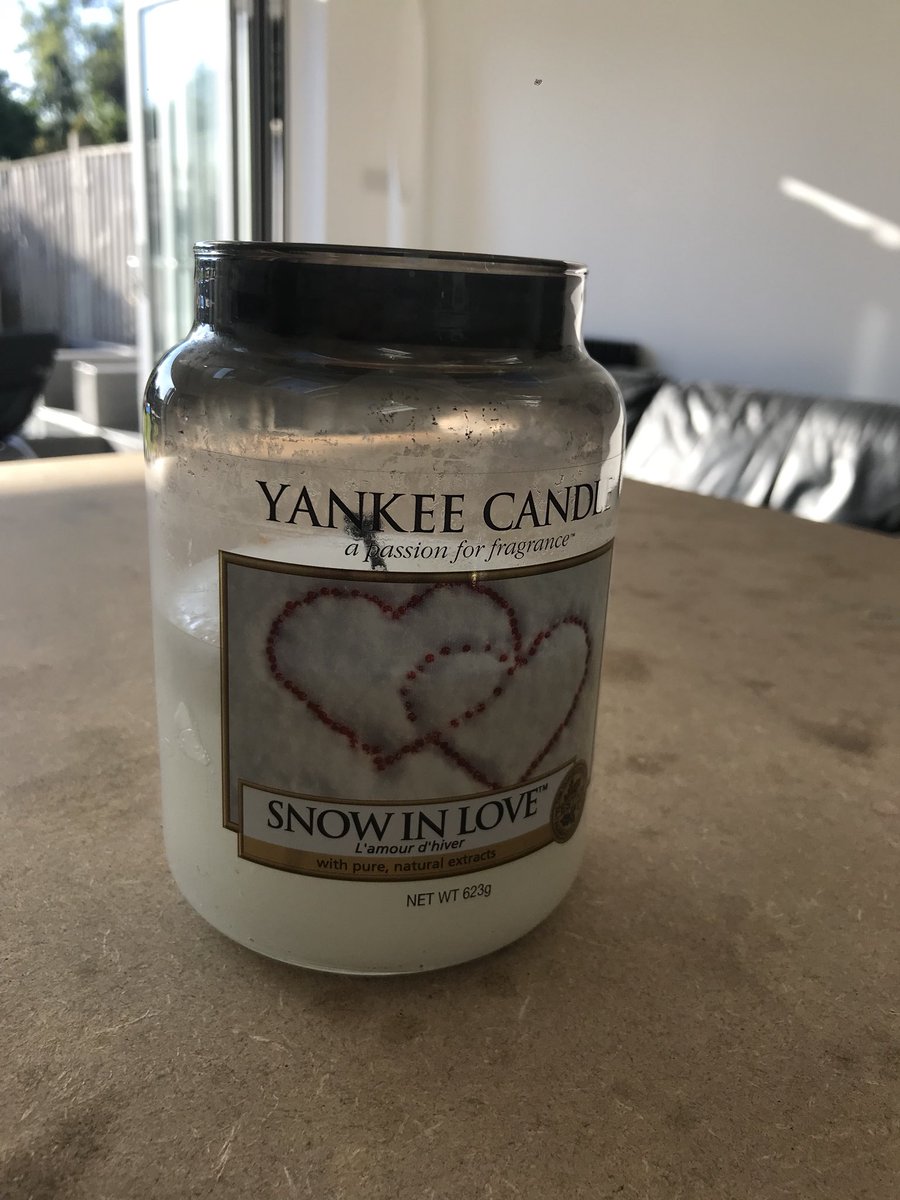 Bilzarmy's tweet photo. @YankeeCandleEu i bought a candle for my house and it burns black soot around the jar and on the ceiling filling the room with smoke? No reply to emails sent, thanks https://t.co/wMEfMuOWwG