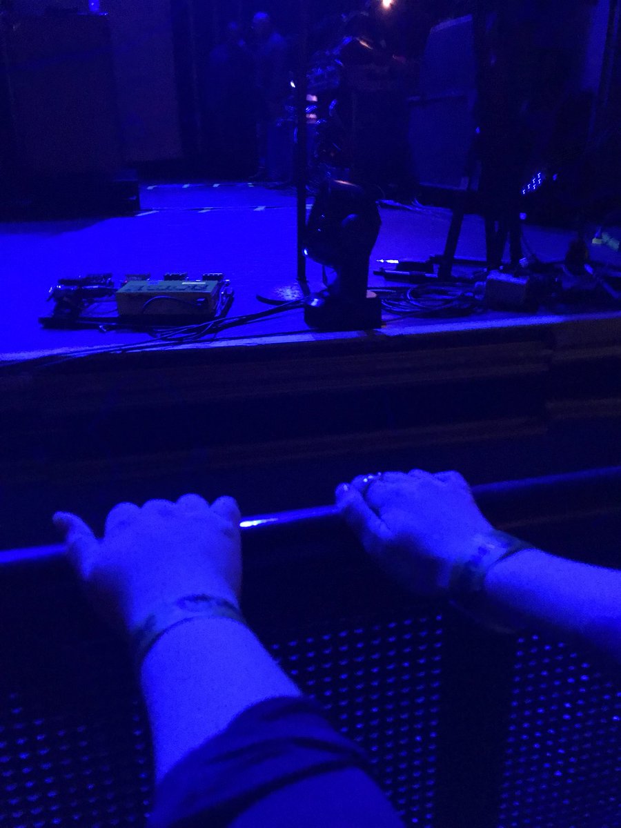 5sosworldalerts's tweet photo. 1) Listening To Youngblood Live and really feeling the energy off of it
2) Getting to experience this show/ meet the boys with Jade, one of my co owners off this account.
3) Catching Ashton’s drumstick with Jade 💙
#5SOS3Toronto https://t.co/dZqKnJHAnP