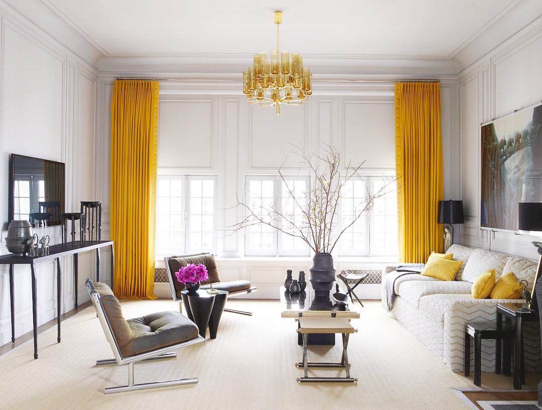 PDCdesigncenter's tweet photo. Designer #AlisaBloom's fashion aesthetic takes center stage in her living room framed by #OscardelaRenta #drapes for @LeeJofa, trimmed with @JTFabrics from #KneedlerFauchere also adorning #pillows on a #sofa in @Kravet fabric. 📸: @simonupton @ELLEDECOR https://t.co/MeFRpKrSgm