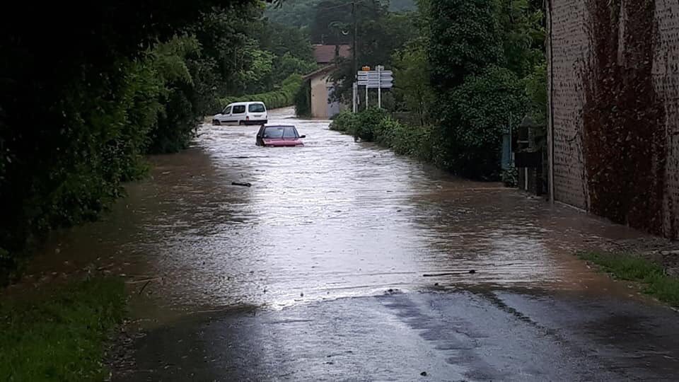 VISOV1's tweet photo. #METEO65
De fortes prĂ©cipitations đŠdans les #HautesPyrĂ©nĂ©es impactant fortement des communes et axes routiers.
Limitez au maximum vos déplacements, sinon informez vous sur le trajet avant.
En cas dâurgence âïž18 ou 112. Tagguez @VISOV1 pour nous informer.
photo @meteo_65 https://t.co/F2ZcAnHTFI