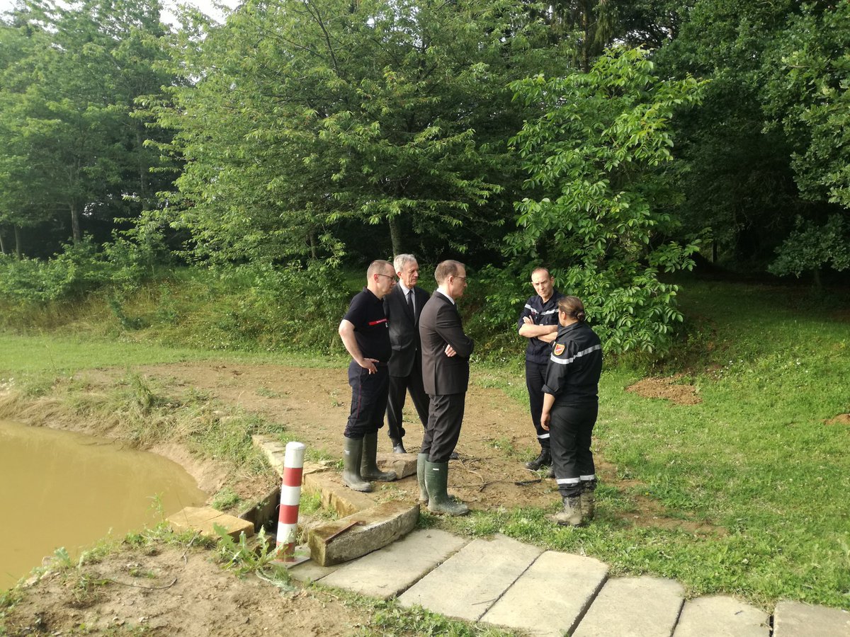 sdis53's tweet photo. Commune du Genest St Isle Monsieur le Préfet sur le site de pompage au niveau de l'étang dont la digue est fragilisée lieu où sont regroupés les moyens du SDIS 53 et de l'UIISC 1 https://t.co/nZ46DGcutV