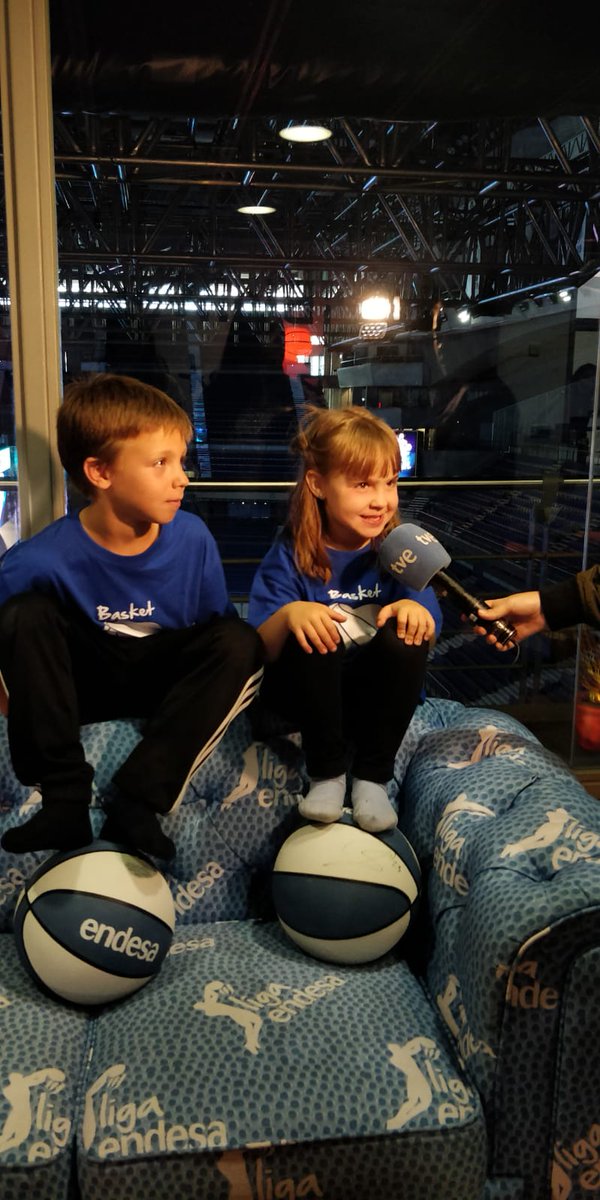 basketlover's tweet photo. Y antes de irte a la cama a descansar y coger fuerzas para todo lo que te espera al día siguiente... te entrevista @tve_tve. ¡Todo es posible en #2díasbasketlover 😉😉! https://t.co/hI7gDM7549