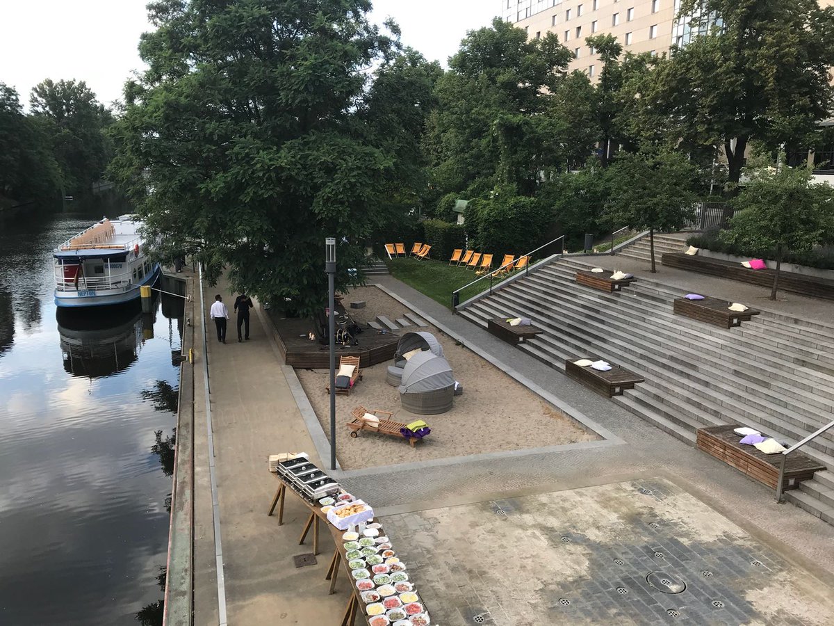 Jetzt kommt der gemütliche Teil! Get Together am Wasser mit Snacks und Drinks 🥂 #bibtag18 #dbt18 #bibliothekartag2018 #berlin