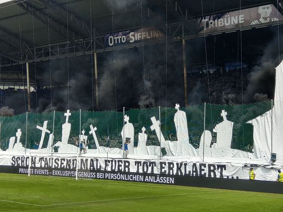 FasziFankurve's tweet photo. #Ultras #Mannheim haben Spielabbruch beim #Waldhof-Aufstiegsspiel gegen den #KFC #Uerdingen aufgearbeitet. Resultat: Die #Ultrà-Gruppe will sich neu strukturieren: #SVW07 https://t.co/7nU309KKO6 https://t.co/AleatFT8vL
