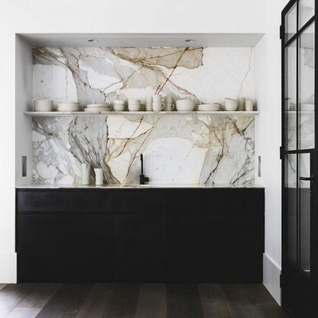 DerrickDetails's tweet image. One design element can turn simple into wow. This kitchenettes is one of our all-time favs. Thanks to @forrestgloverdesign for sharing this statement stone. #statementdesign #luxurydecor #designlove #inspired