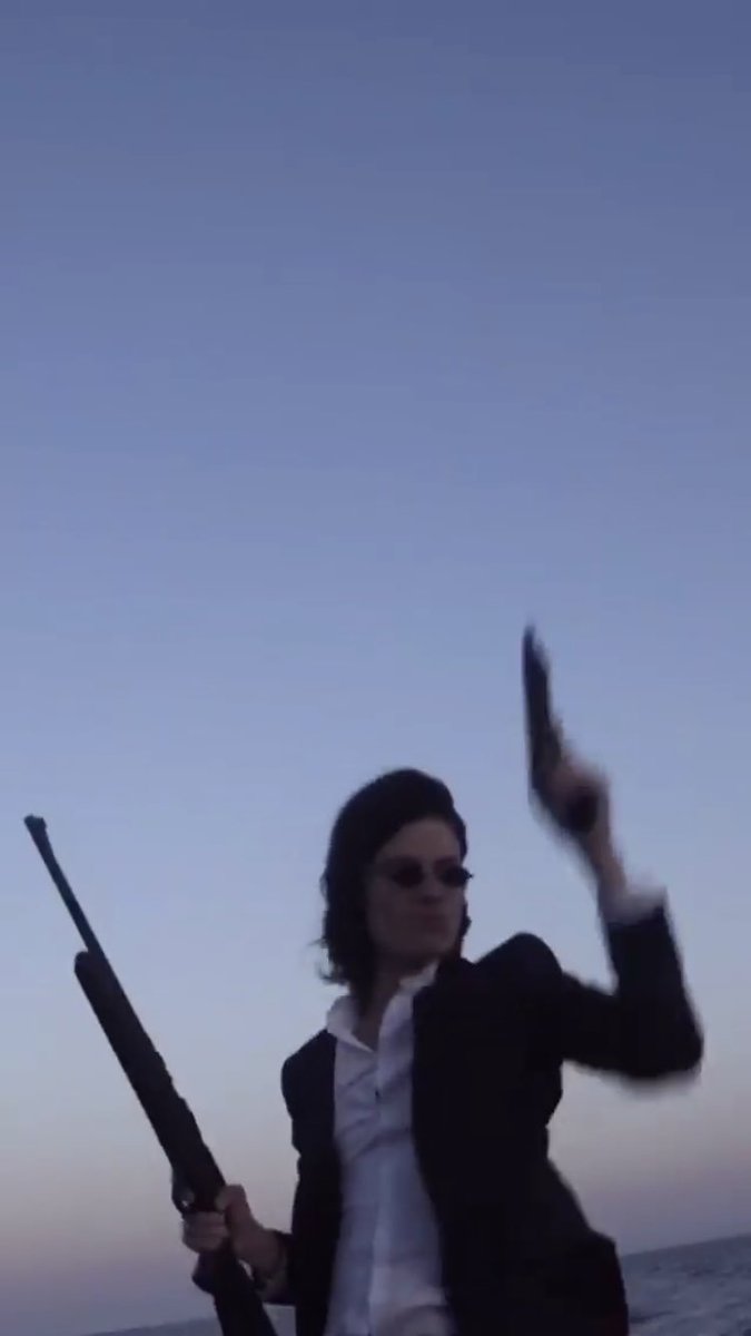 httpbornspics's tweet image. garrett wtf is going on