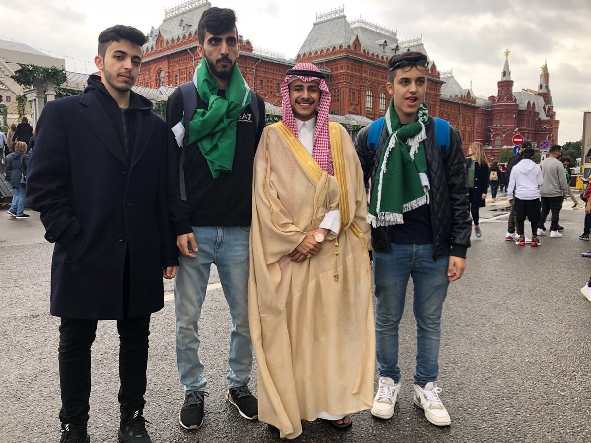 AlotaibiKNM's tweet photo. مدري وش الشيء الي مضايق العالم على صورتي بالبشت في #موسكو والله ياعالم هذا الشيء يرفع الراس والمفروض تفتخروا فيه 
والله لو تشوفون ردة الفعل اللي من الجماهير تنبسطون مرره 💚😍🇸🇦 
وراح احضر بالملعب بالبشت ان شاء الله 😍 https://t.co/NXdM8CqW1q