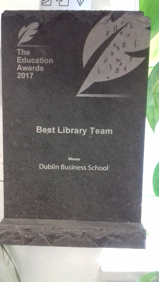 pattbohlscheid's tweet photo. Erasmus machts möglich: Internship in Dublin, #dbslibrary Tag 2: großartige Gelegenheit zur Teilnahme am Acad. Operations Meeting mit Head Librarian #MarieONeill, Information Skills Class - und was macht ein Post graduate Librarian? Ich bin beim "Best Library Team" Irlands! https://t.co/O7vSeIFPTW