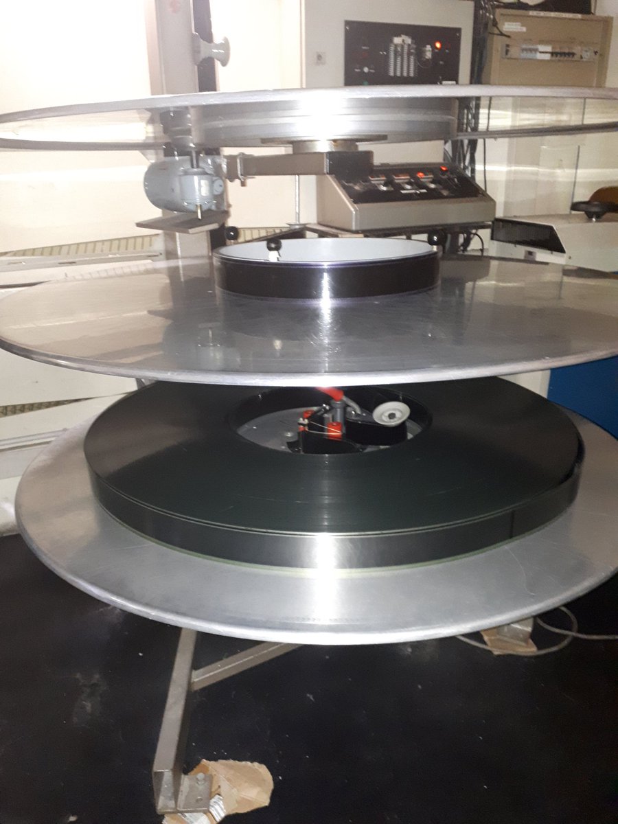 CribeTonite's tweet photo. — Encore une séance de #2001ASpaceOdyssey, en 70 mm à L'Arlequin avec @CocoDyn et @paulcinestuff. Cette fois j'ai demandé si on pouvait voir la cabine de projection. Merci à la projectionniste ! https://t.co/N4gLD1XYer