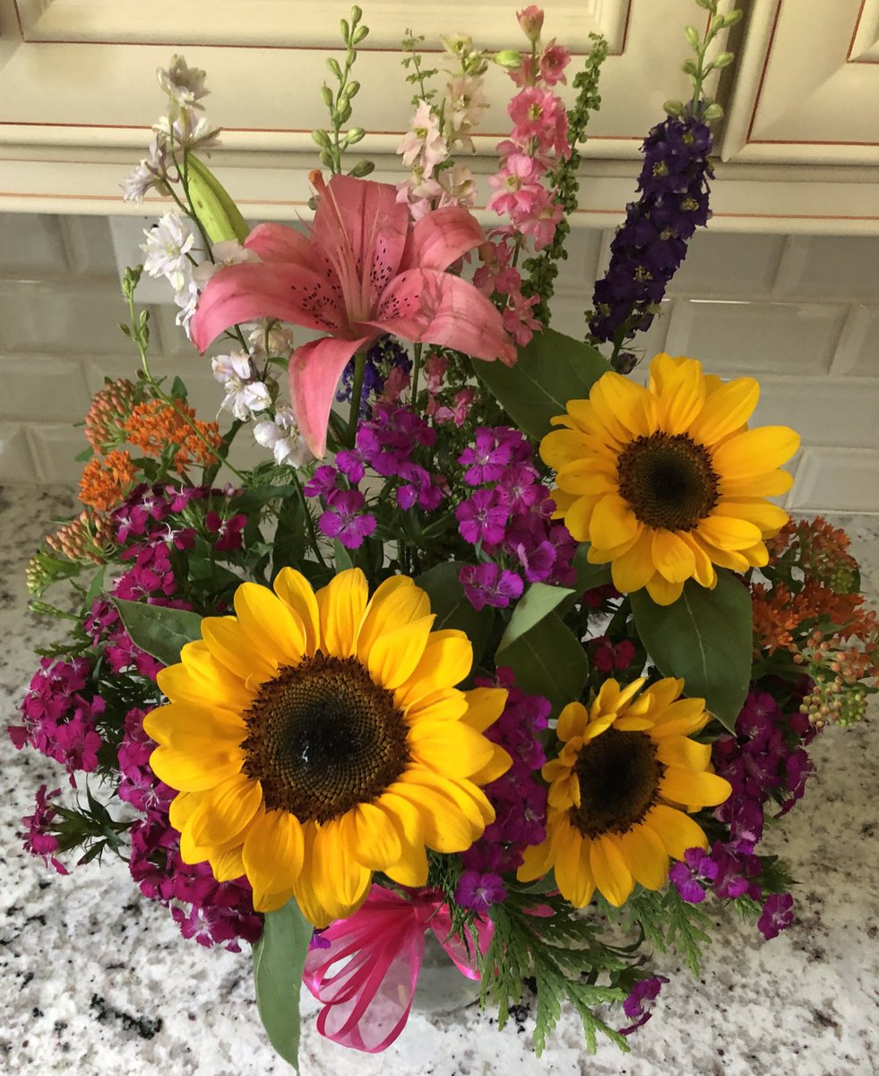 BLMTsFoods's tweet photo. All of our flower bouquets are on $10 special today! Come snatch some before they’re all gone, they’re aren’t many left! https://t.co/WwcyVSaEvv