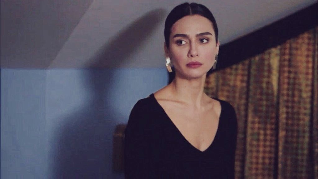 republicofmelo's tweet photo. Aslı Aslan’ın o güzel gerdanını gördüğümüz ender anlar

#SiyahBeyazAşk #AsFer https://t.co/D55pyDKHW3