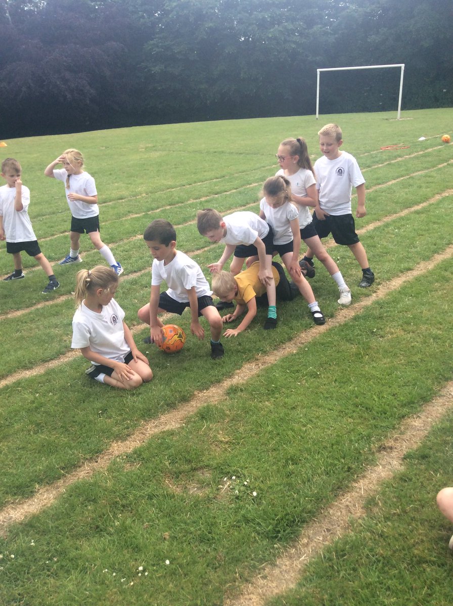 stwinsholywell's tweet photo. Thank you @JordanHadaway_1 for a great football session this morning with Year 2 @Holywell_FITC https://t.co/EN2NvYk4Zt
