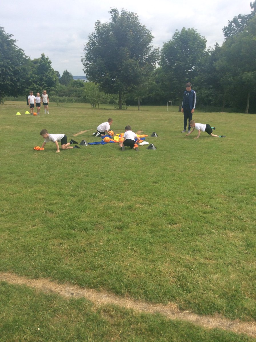 stwinsholywell's tweet photo. Thank you @JordanHadaway_1 for a great football session this morning with Year 2 @Holywell_FITC https://t.co/EN2NvYk4Zt