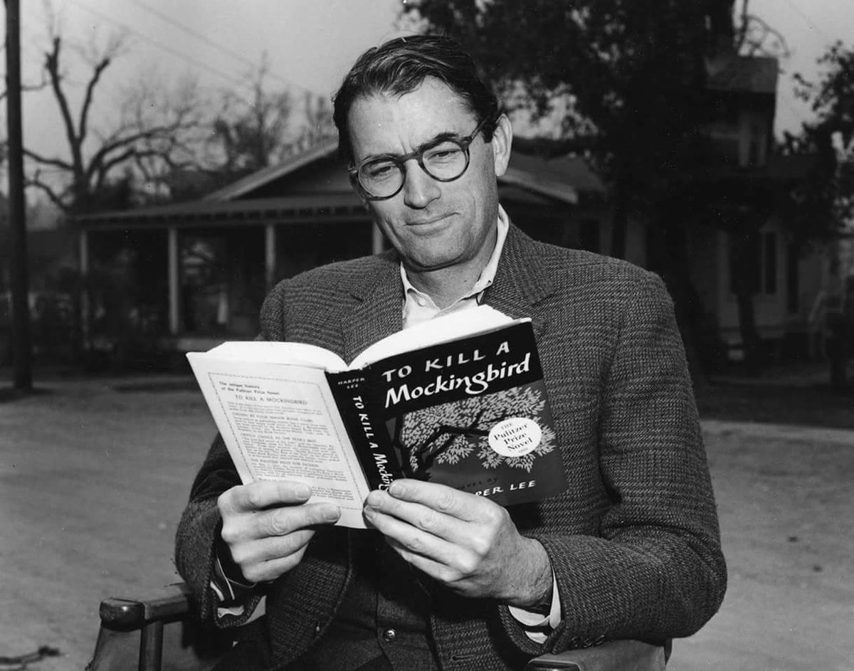 AlbertGalera's tweet photo. #GregoryPeck reading a very special book. https://t.co/Nq8sUkNxof