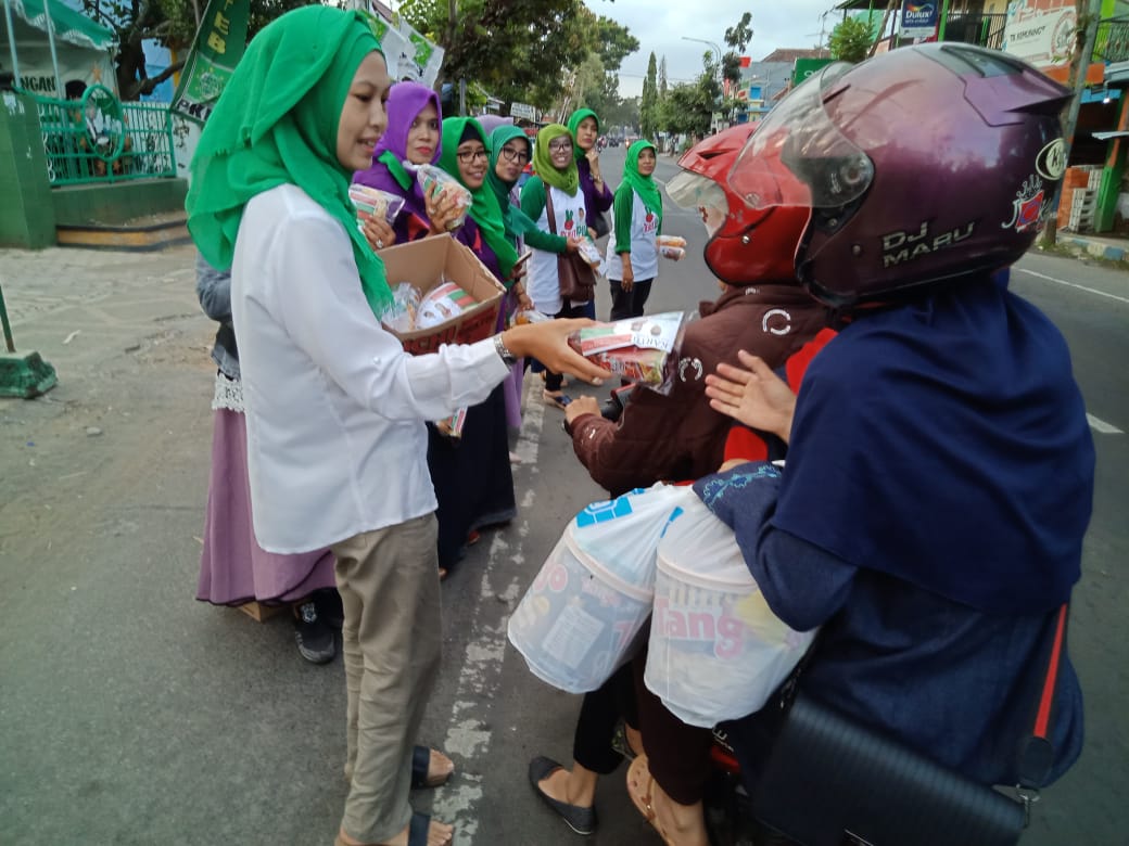 Bagi Takjil bersama PB Kab Malang
<a href="/GemasabaMalang/">Gemasaba Kabupaten Malang</a> <a href="/DPP_PKB/">DPP PKB</a> @TimenPKBJatim <a href="/DPWPB_Jatim/">PerempuanBangsaJatim</a>