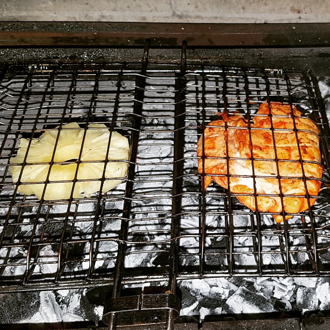 Enigmahotel's tweet photo. Вкусняшки для наших гостей. Куриная грудка с ананасом на мангале. https://t.co/hmv1HMwNDM