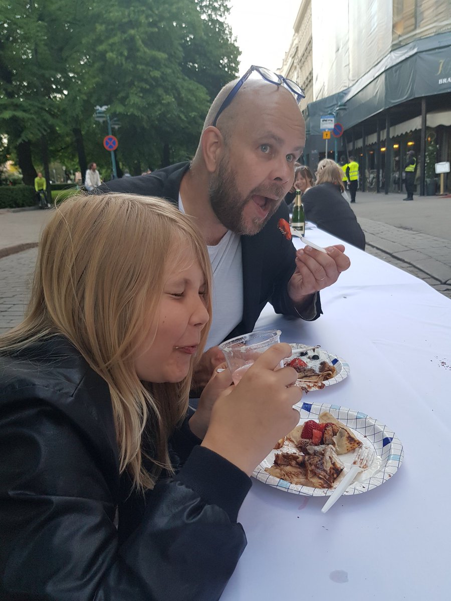 kmaanoja's tweet photo. Minä lämmin, sinä lämmin, lettu lämmin. Nam nam nam. #illallinentaivaanalla #nutellalettu #rääppiäiset #namnamnam https://t.co/SLNxFDVQdU