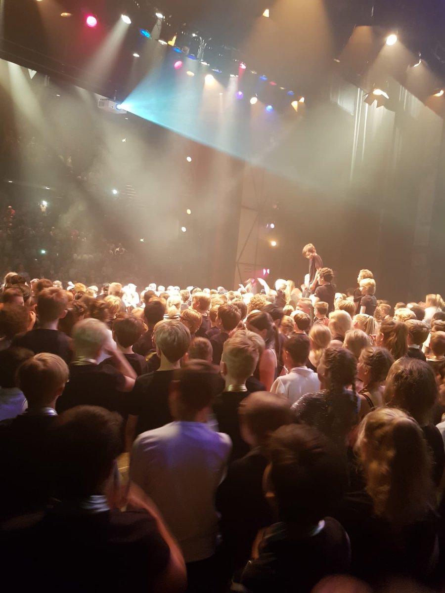 kcnicolaas's tweet photo. YES! De première zit erop! Super trots op onze kinderen!! Nog twee avonden te gaan!! #komtdatzien #aroundtheworldineightyears 🍀 @Radoes @Lievekamp @SAAMscholen @DatisOss @dtvoss @bdossenomgeving https://t.co/qXvQM3QwLW