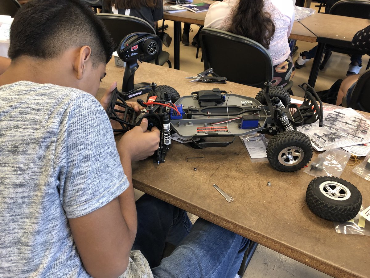 MrsGuerra3's tweet photo. Day 2 of STEM camp. Learning about gear ratios @MsRutiagaPLTW @RHMS_Bobcats @asaelruvalcaba https://t.co/IDgYgVHRO9