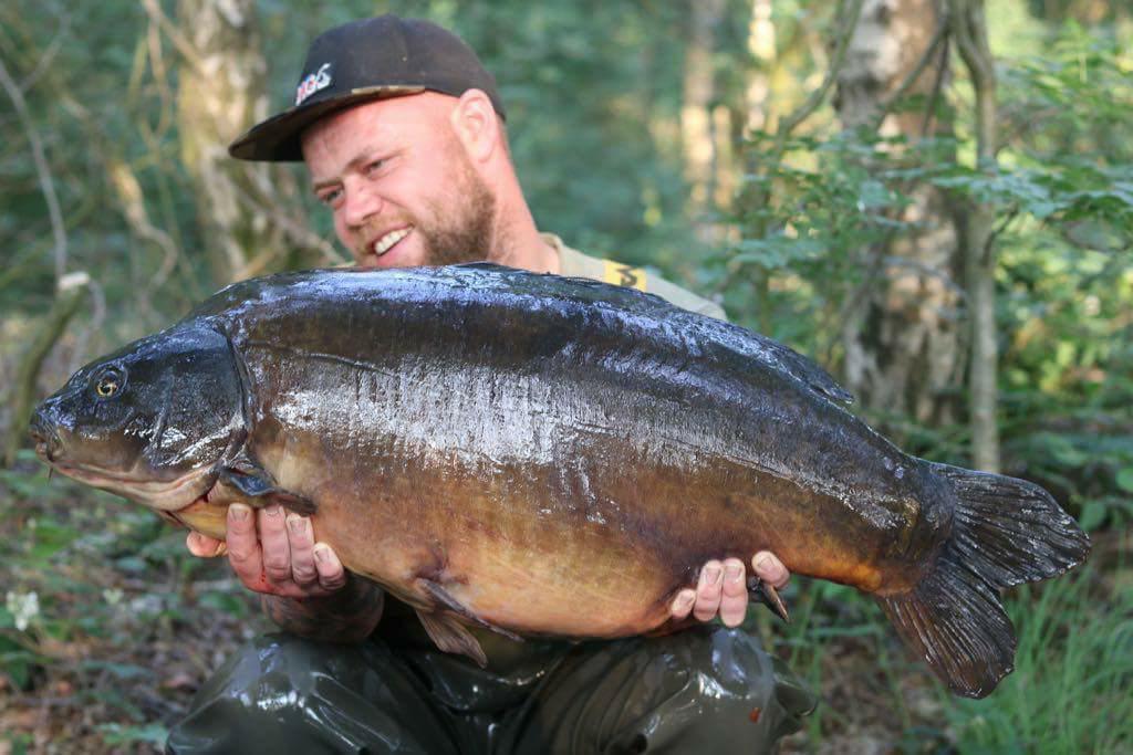 Michael Lowe is having a great start to his session on Blues Lake in Belgium. The pick of his fish so far at 37lb 8oz.

He has backed it up with fish of 28, 32 &amp; 36lb.

All caught on hinged stiff rigs with our ever reliable size 4 choddy hooks.

#packetsharp #teamhybrid #armohawk