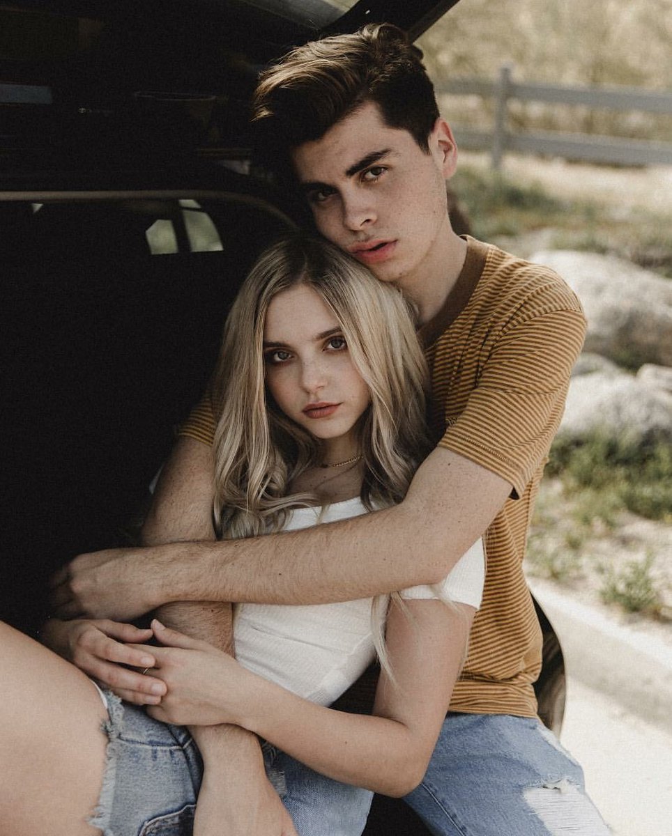 AidrianLtty's tweet image. ❛━ Me encantaba verla reírse con ganas. Tenía dos clases de risa: una era la típica risita tonta y la otra una risa a carcajadas, con la cabeza echada hacia atrás. Si tuviera un solo objetivo en la vida, sería hacerla reír a diario.❜