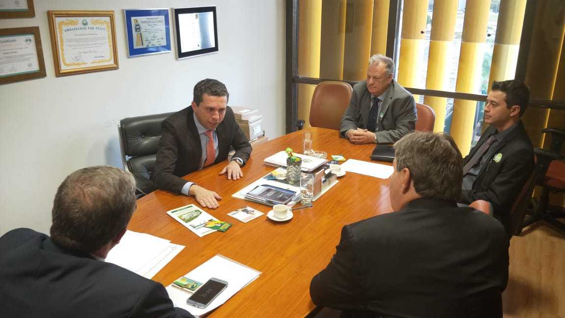 Fausto_Pinato's tweet photo. Hoje (12), recebi a Comitiva de Itápolis, liderada pelo prefeito Edmir Gonçalves, em meu gabinete.
.
A conversa foi muito produtiva e certamente rendará bons frutos para a população.
.
#Comitiva #Itápolis https://t.co/N8apQhmSBk