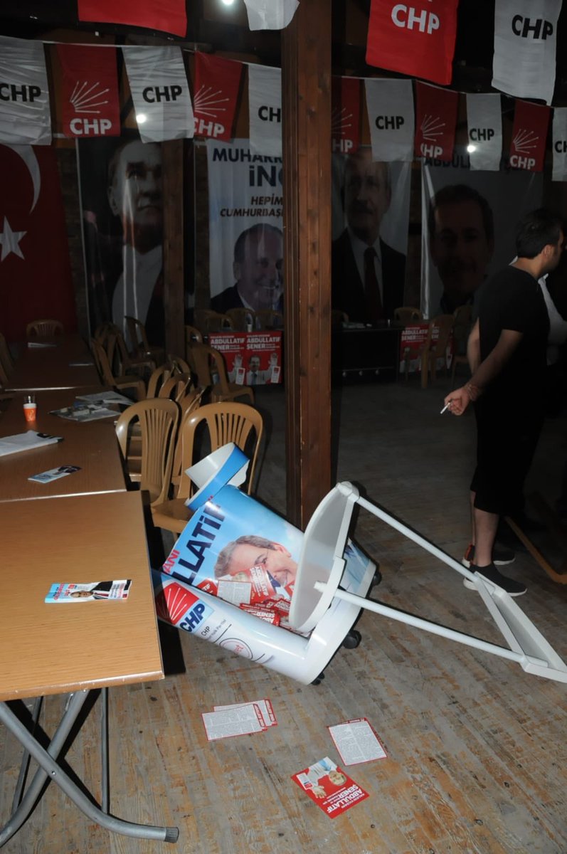 AKP Gençlik Kollarından 100 kadar vandal, Seçim Koordinasyon Merkezimizi bastı. Bayrakları, posterleri indirdiler. Masalara, sandelyelere ve seçim minübüslerine zarar verdiler. Üç gencimiz hafif yaralandı.
Mafya yöntemleriyle seçim kampanyasına hayır!