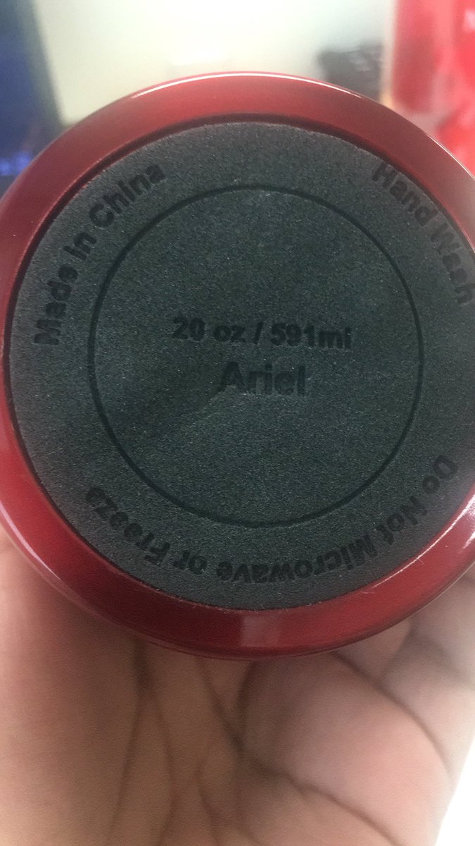 arielmarlin's tweet image. Quando você mais uma vez (5x) ganha o sorteio da empresa (copo da frente) e o mesmo ainda já vem com seu nome no fundo!!! #McAfee #NetSafeCorp