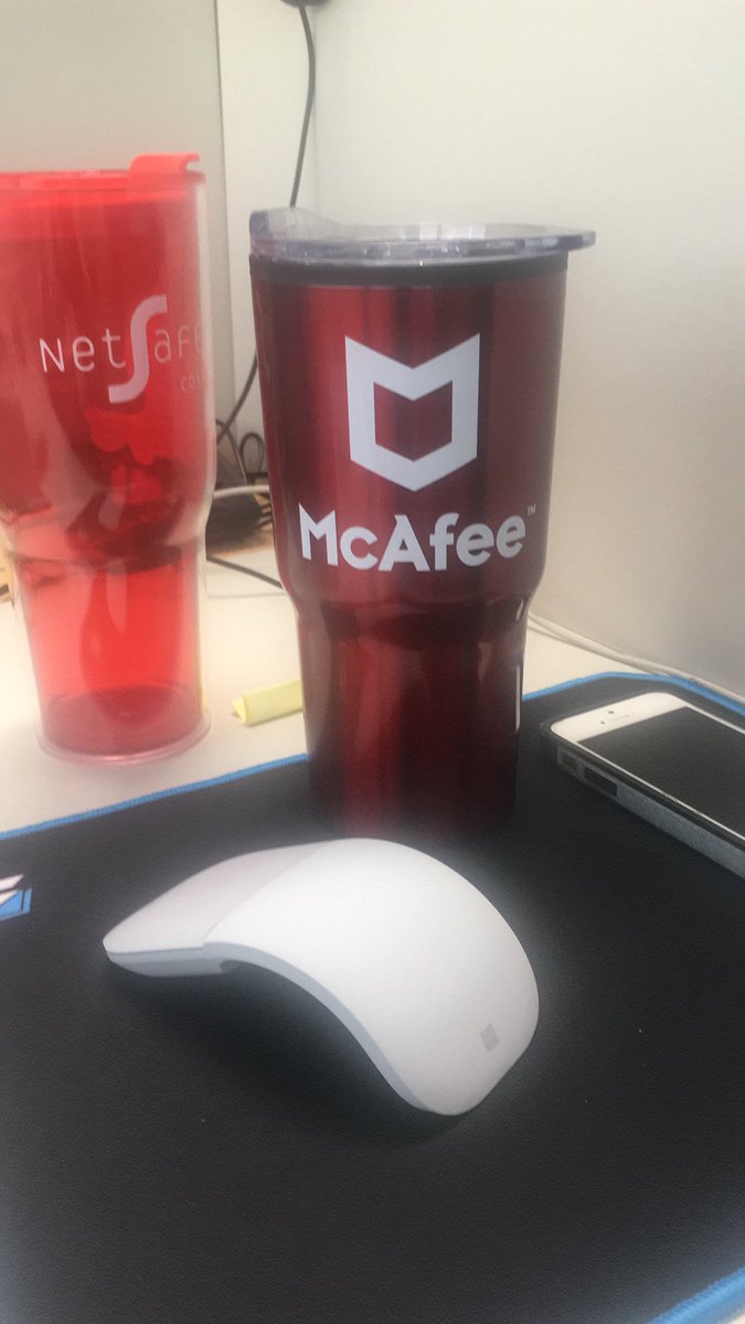 arielmarlin's tweet image. Quando você mais uma vez (5x) ganha o sorteio da empresa (copo da frente) e o mesmo ainda já vem com seu nome no fundo!!! #McAfee #NetSafeCorp