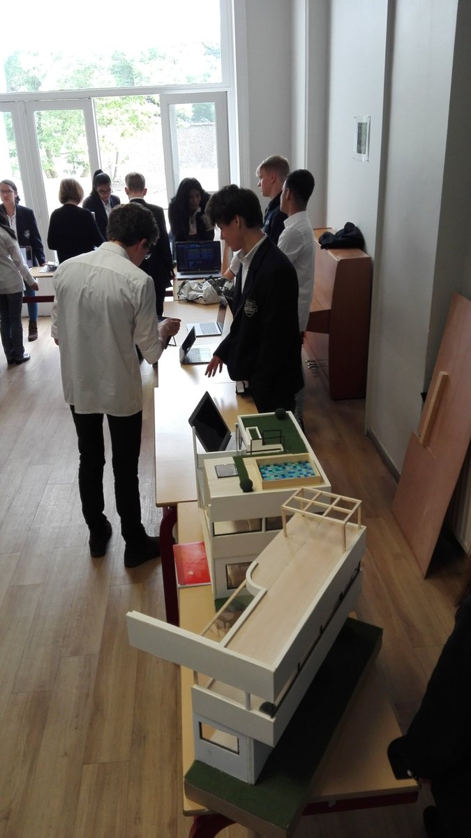MontgomSchool's tweet photo. Last Friday we had our first Personal Project Presentation. There  was a huge variety of works to appreciate, music, architecture,  languages, games, websites, dance, hairdressing, advertising,  investigations on dislexia, lucid dreaming, black holes and epilepsy. https://t.co/rCi0u6NATE