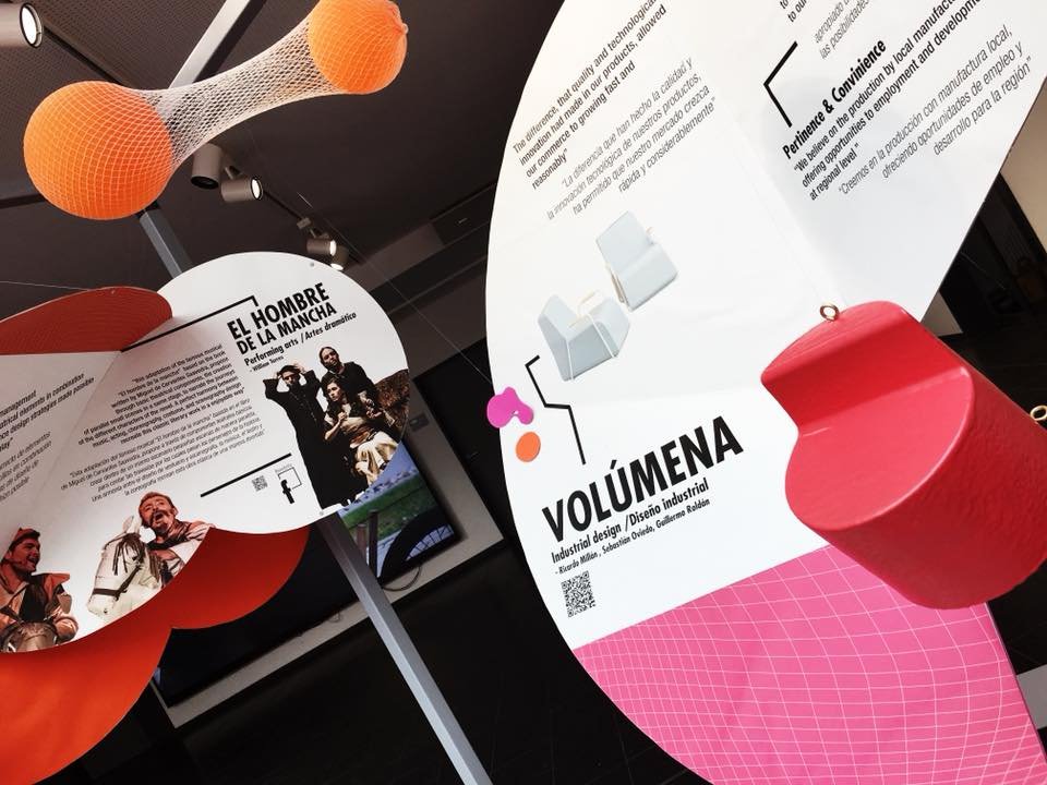 FaCyCElBosque's tweet photo. [#TalentoFaCyC] Así quedó la exposición #NaranjaRevolution de nuestros estudiantes de #DiseñoDeComunicación, #ArtesPlasticas y #DiseñoIndustrial en su visita académica en Hildesheim, Alemania. ¡Felicitaciones! @UElBosque https://t.co/Ljx0Tfranv